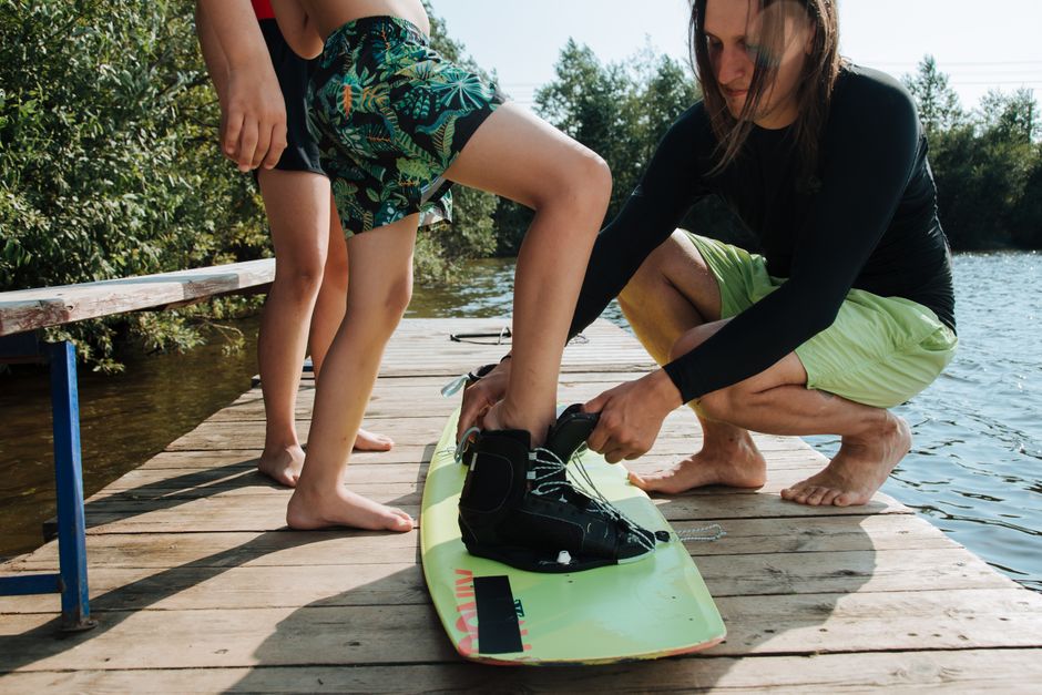 夏の習い事に向かう父親と息子