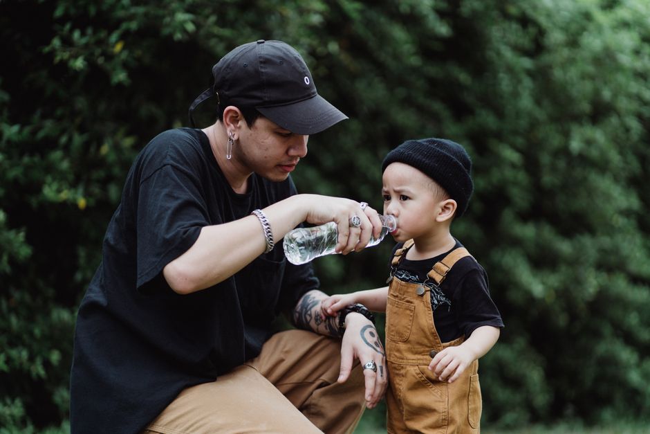 真夏の屋外で水を飲む子ども