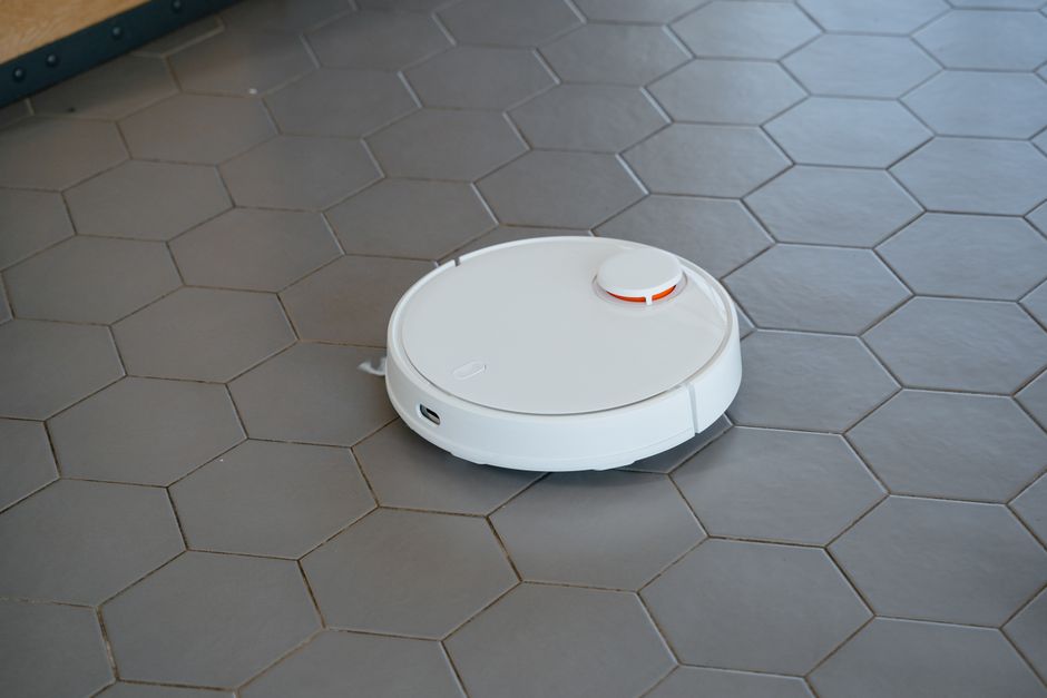 掃除ロボットが自動で床を掃除している様子