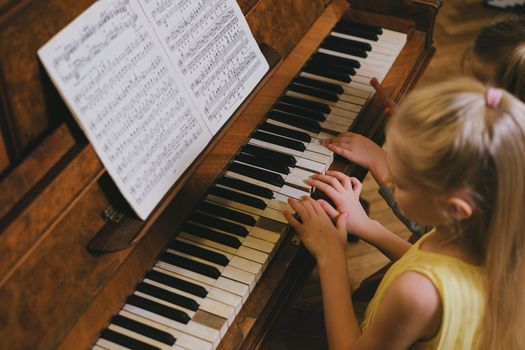 子どもが音楽レッスンに取り組んでいる様子
