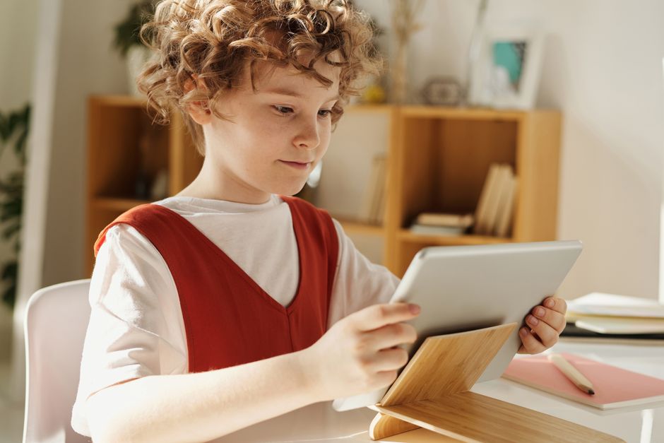 タブレットで学習に取り組む小学生の男の子