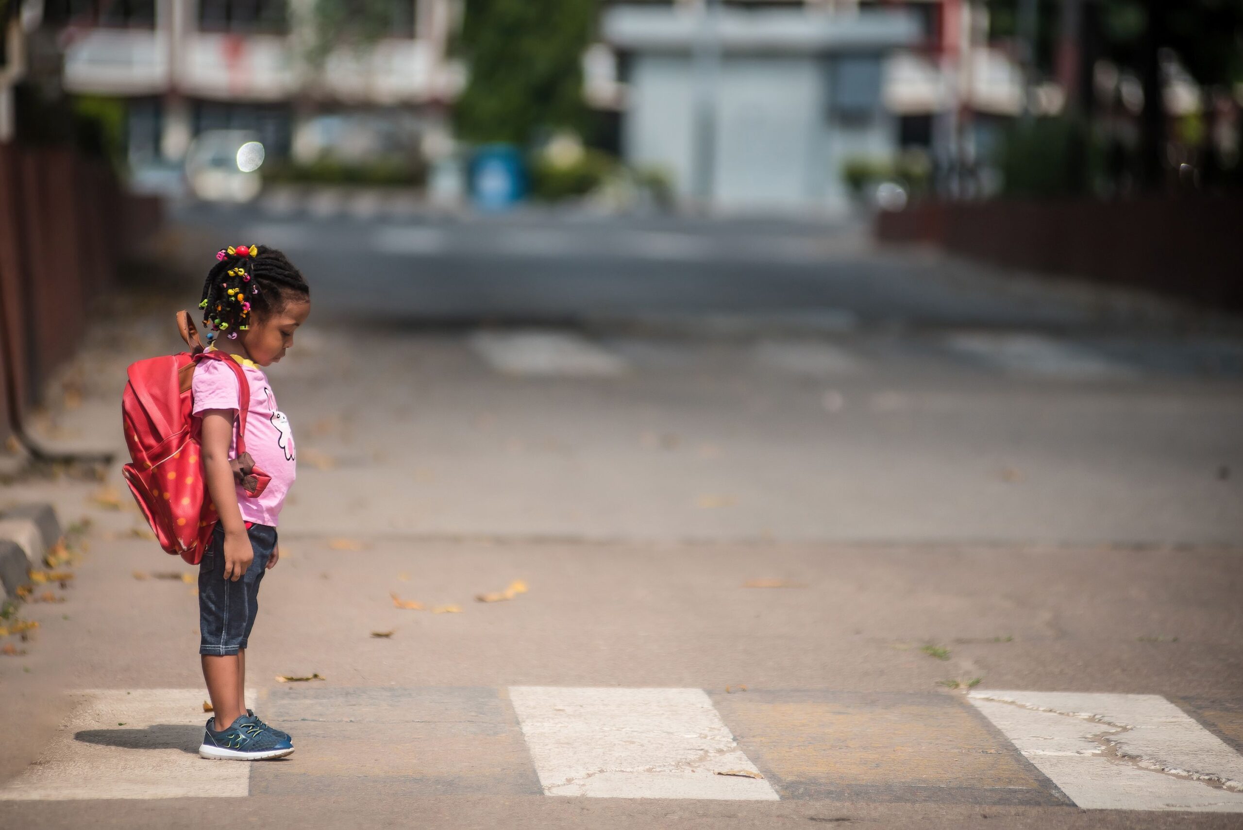 ランドセルを背負い一人で通学路を歩く小学生