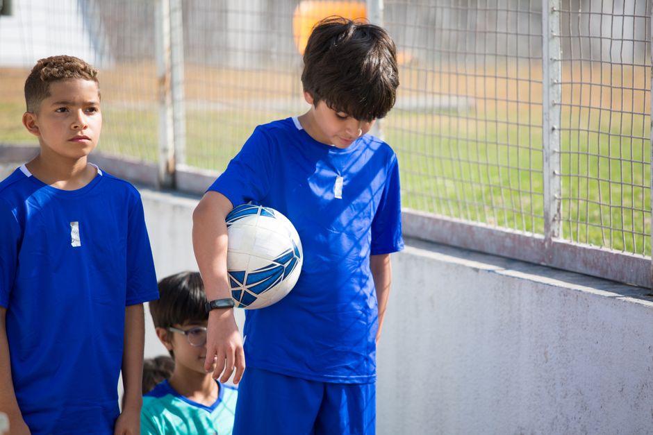 サッカーの体験練習をする子ども