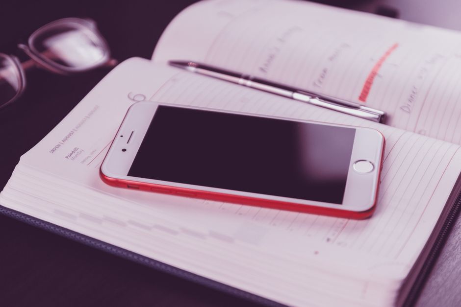 スマートフォンで予防接種の予約サイトを確認しているイメージ