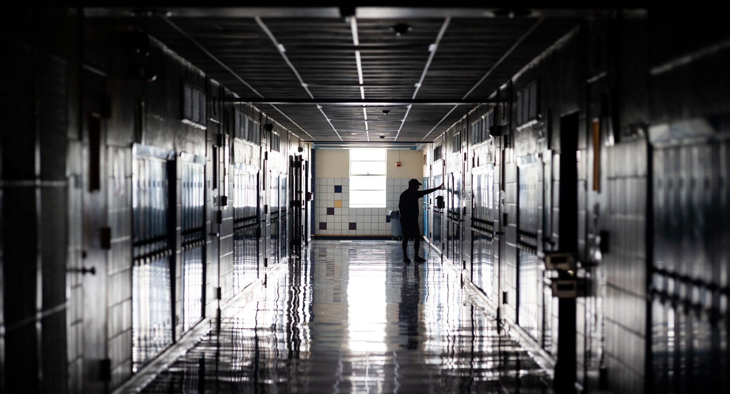 学校の廊下で懇談の順番を待つ様子
