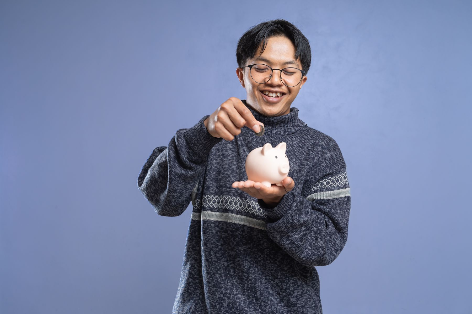 父子でお金について話しながら貯金箱を見ている様子