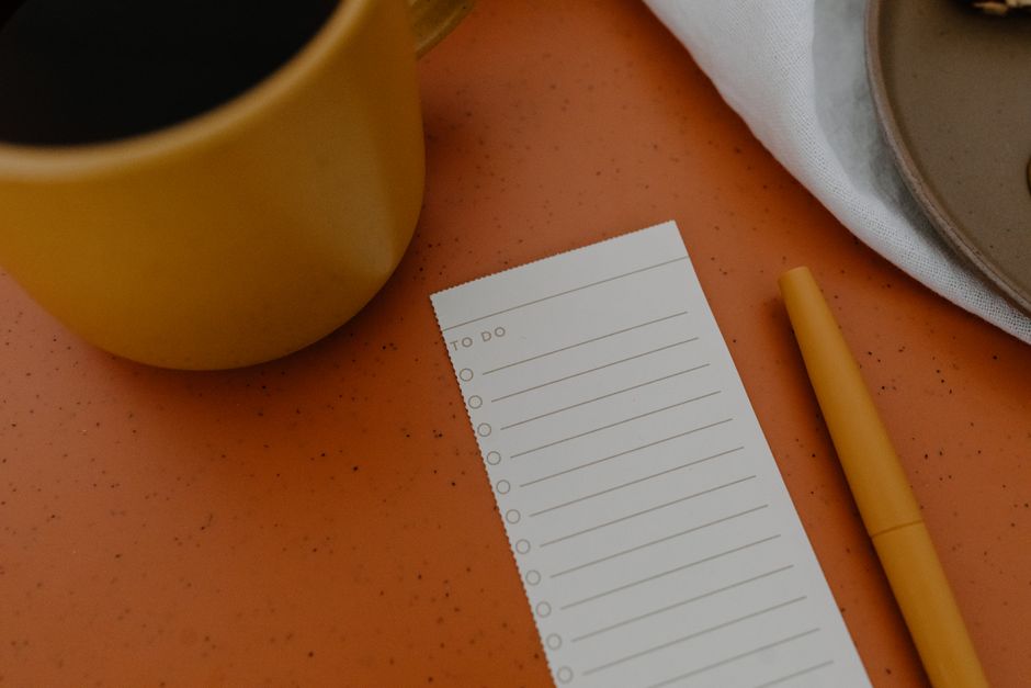 年末のやることリストを書き出したメモとコーヒー