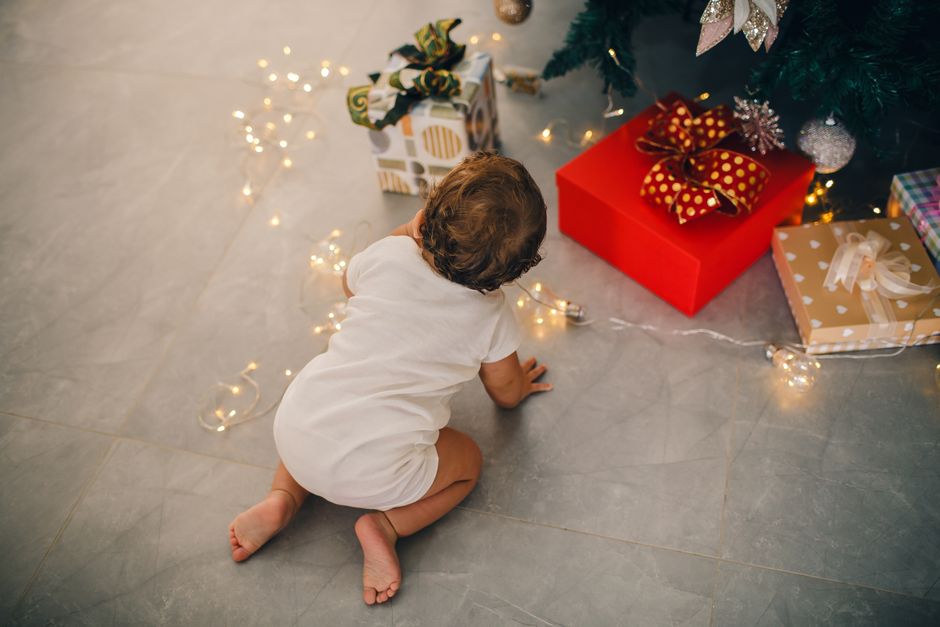 クリスマスプレゼントの予算を考える親子のイメージ