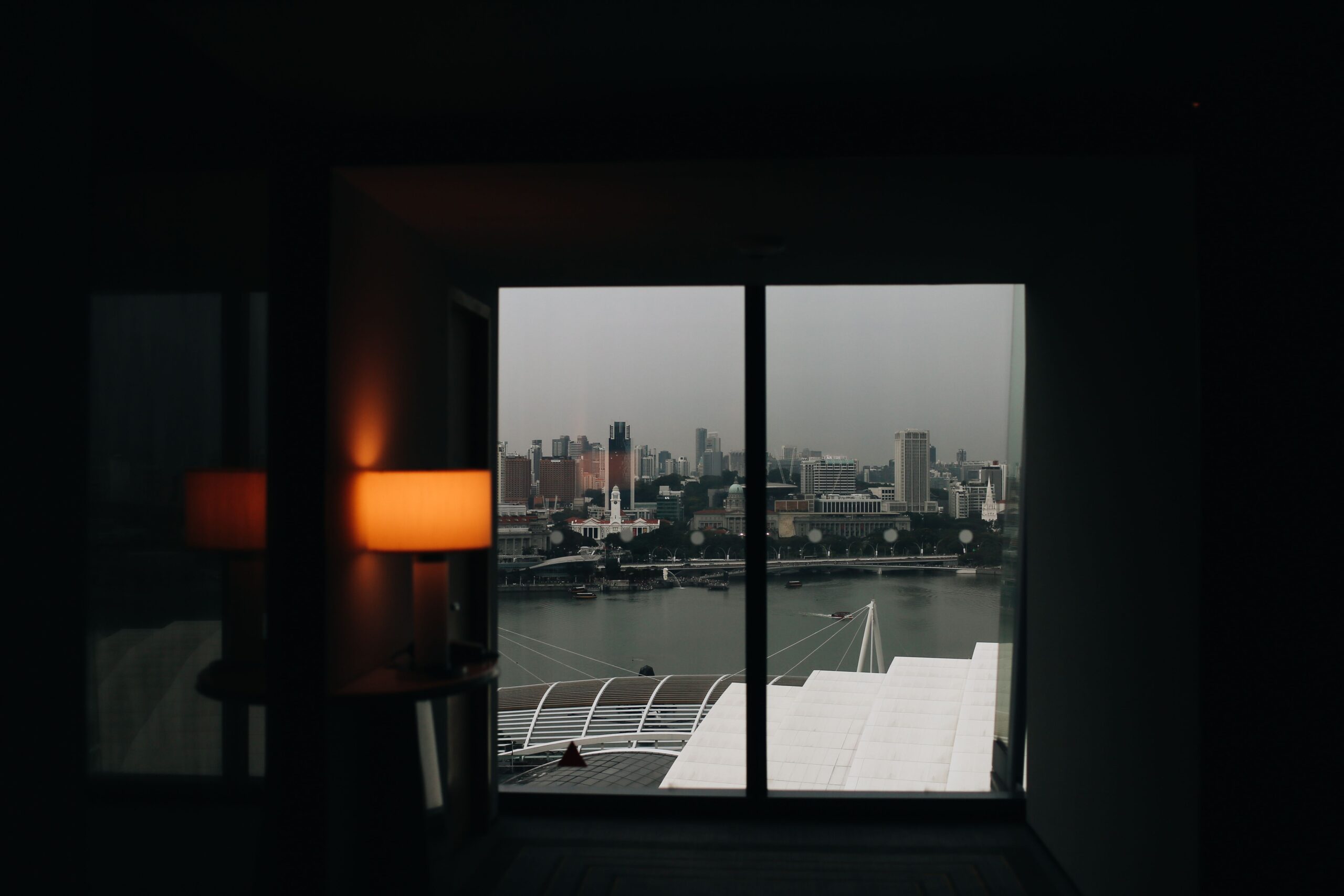 ホテルの高層階の部屋から見える夜景